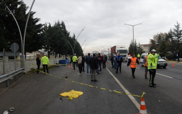 Uşak'ta korkunç kaza 3 kişi öldü 6