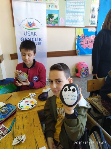 Uşak'ta minik öğrenciler taş boyama sanatı ile tanıştı 5