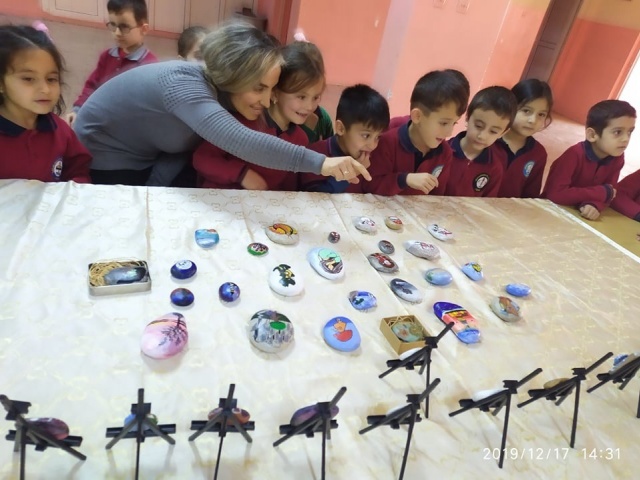 Uşak'ta minik öğrenciler taş boyama sanatı ile tanıştı 3