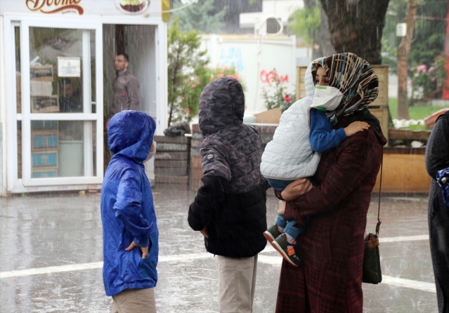 Uşak'ta çocuklar yağmura rağmen sokağa çıkmanın mutluluğunu yaşadı 2