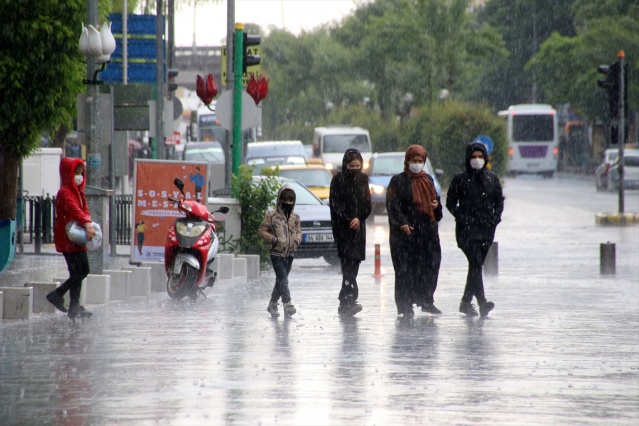 Uşak'ta çocuklar yağmura rağmen sokağa çıkmanın mutluluğunu yaşadı 4