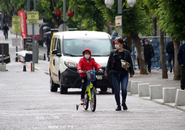 Uşak'ta çocuklar yağmura rağmen sokağa çıkmanın mutluluğunu yaşadı 5
