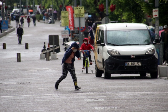 Uşak'ta çocuklar yağmura rağmen sokağa çıkmanın mutluluğunu yaşadı 3