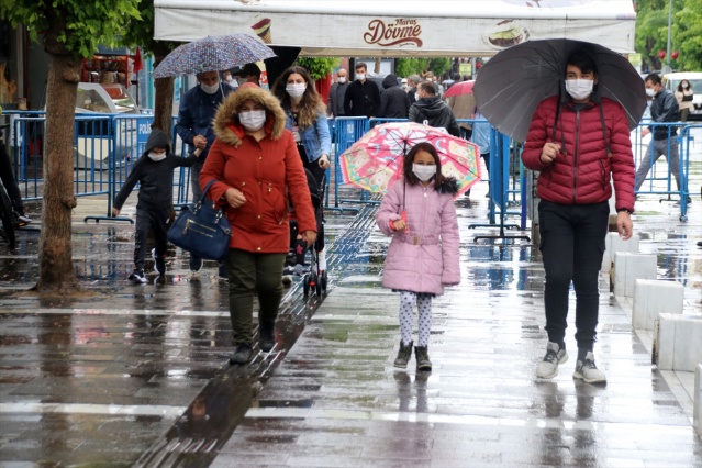 Uşak'ta çocuklar yağmura rağmen sokağa çıkmanın mutluluğunu yaşadı 8