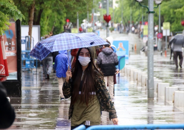 Uşak'ta çocuklar yağmura rağmen sokağa çıkmanın mutluluğunu yaşadı 6