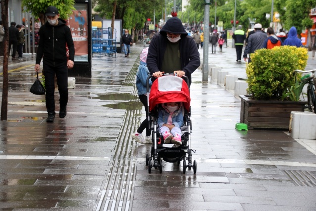 Uşak'ta çocuklar yağmura rağmen sokağa çıkmanın mutluluğunu yaşadı 9