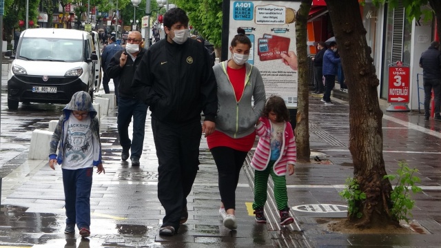 Uşak'ta çocuklar yağmura rağmen sokağa çıkmanın mutluluğunu yaşadı 15