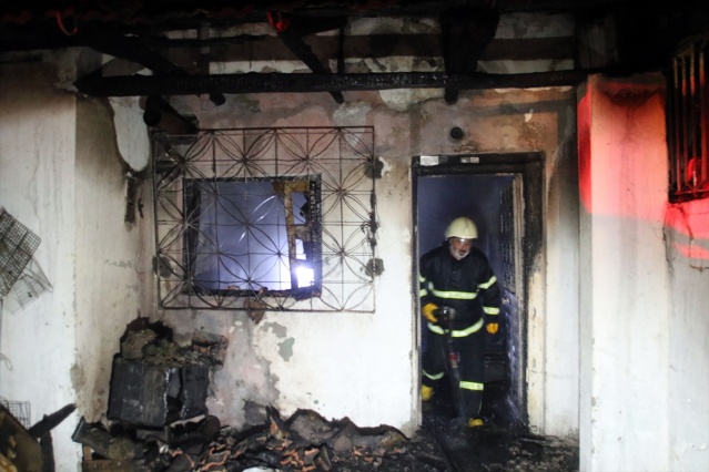 Uşak'ta tek katlı ev yandı 5