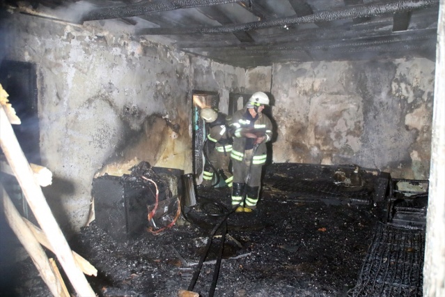 Uşak'ta tek katlı ev yandı 9