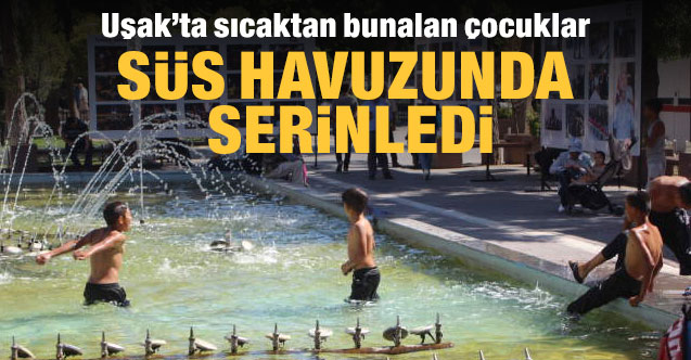 Uşak’ta sıcaktan bunalan çocuklar süs havuzunda serinledi