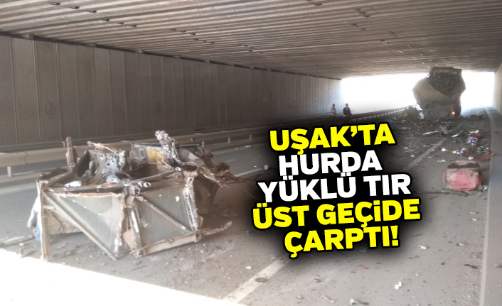 Uşak'ta hurda yüklü tır üst geçide çarptı