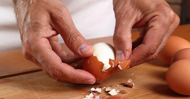 Haşlanmış yumurta bu kolay soyulabiliyormuş! Meğer yanlış yapıyormuşuz! Mutlaka deneyin