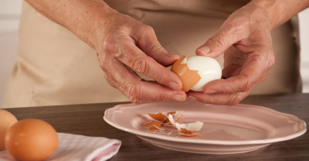 Yumurta haşlarken içine bir yemek kaşığı ekleyin kabuğu kolayca soyulacak!