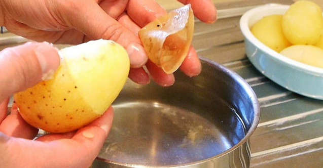Haşlanmış patatesi soymak artık çok kolay! Haşlama suyuna bir kaşık eklemek yeter