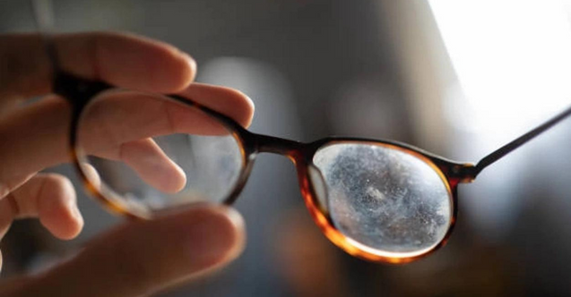 Gözlük camında oluşan çiziklerden tek hamlede kurtulun! Bu formül hayat kurtarır