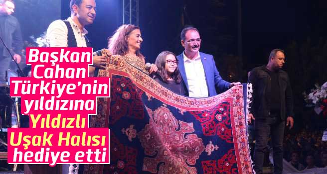 Uşak Belediye Başkanı Nurullah Cahan; Türkiye’nin yıldızına yıldızlı Uşak Halısı hediye etti