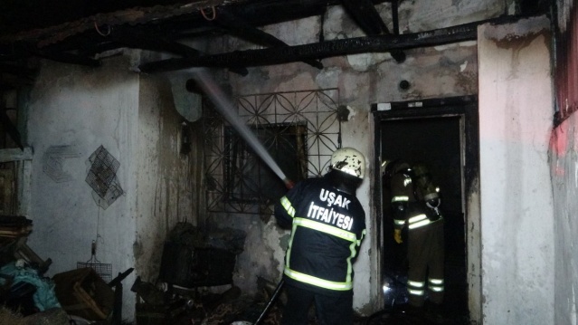 Uşak'ta tek katlı ev yandı