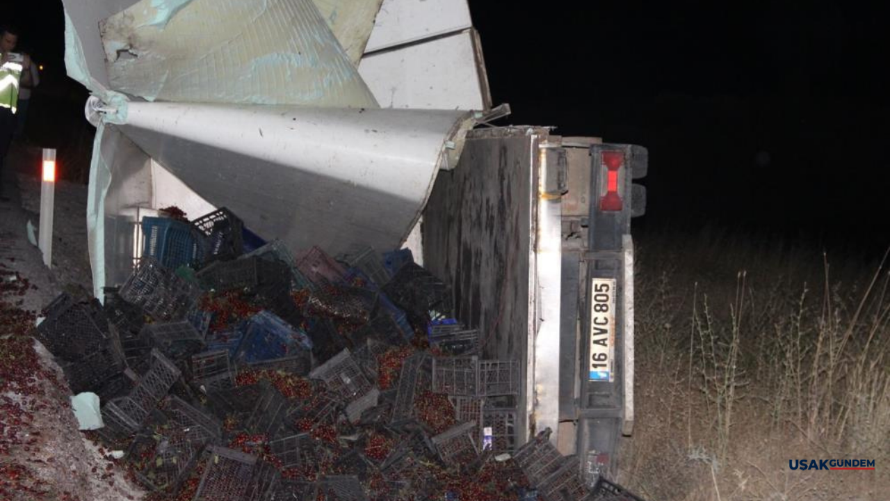 Afyonkarahisar'da vişne yüklü kamyon kaza yaptı! 3 ton vişne ziyan oldu