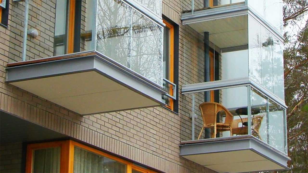 Балкон алюминиевый профиль цена. Безрамное остекление балконов. Безрамное остекление лоджий. Остекление балконов Безрамное остекление. Безрамное остекление балкона хрущевки.