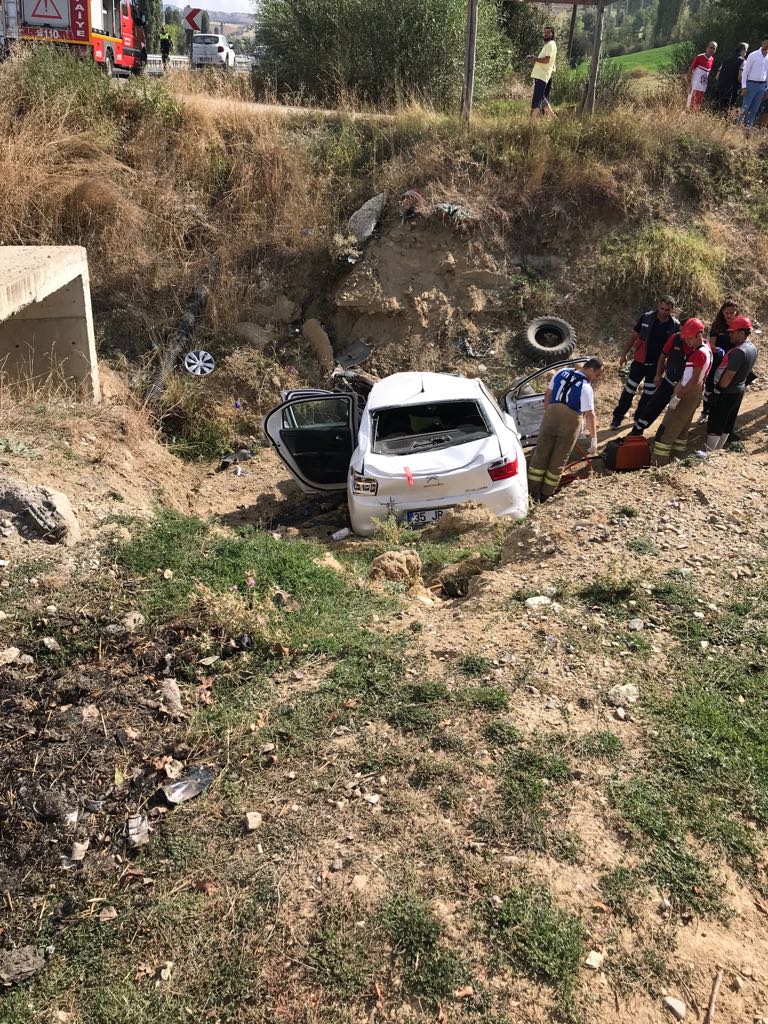 Uşak - Afyonkarahisar yolunda kaza 2 ölü, 1 yaralı