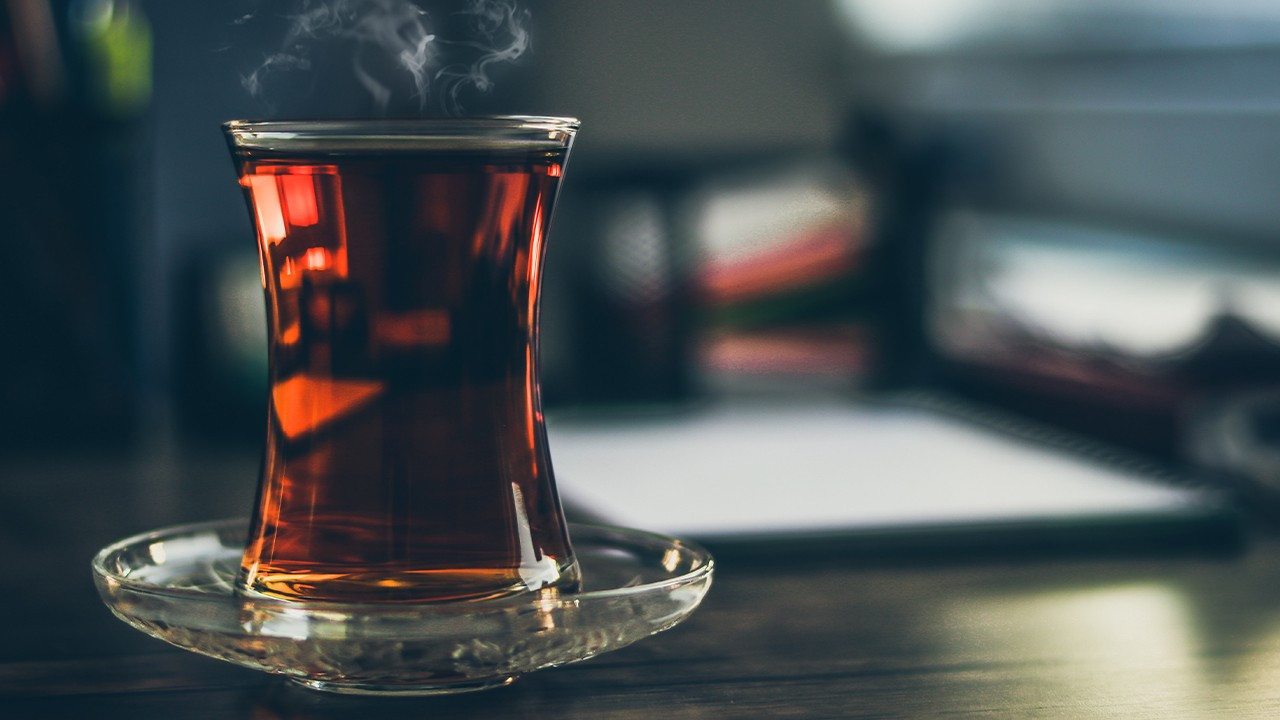 Bardak bardak çay içiren formül! 40 yıllık kahvecilerin evlatlarından bile sakladığı çay demleme tekniği!