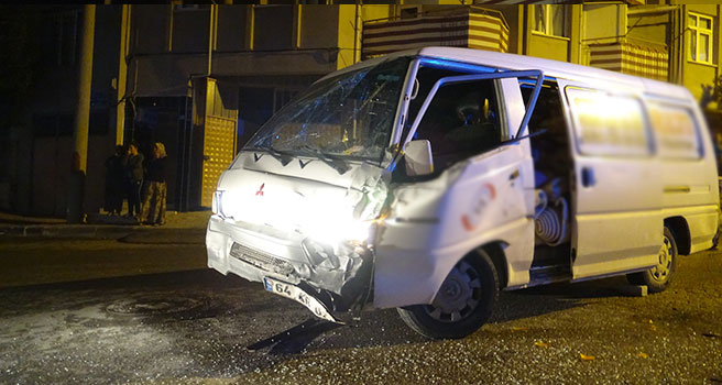 Uşak'ta Minübüs Servis Otobüsüne Çarptı; 1 Yaralı