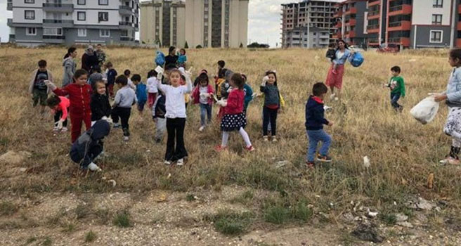 Uşak’lı miniklerden anlamlı slogan “Torbada sizin de çöpünüz olsun”