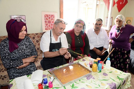 Uşaklı Gurbetçi Köylü Kadınlara Ebru Sanatını Öğretiyor