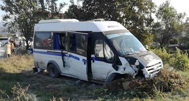 Uşaklı tarım işçilerini taşıyan minibüs kaza yaptı, 4 yaralı