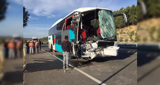 Yolcu otobüsü kamyona arkadan çarpması sonucu 1 ölü 25 yaralı