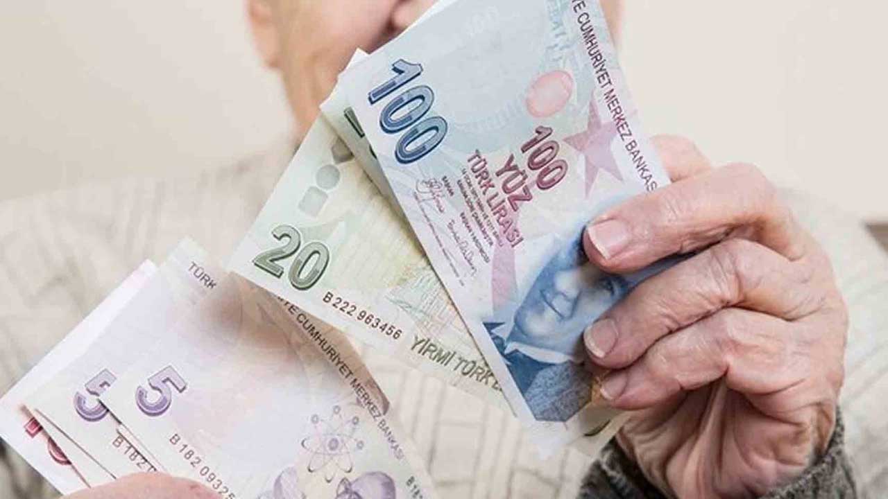 Emekliler paraya doyacak! Canlı yayında bayram ikramiyelerinin hesaba yatacağı tarihi açıklandı
