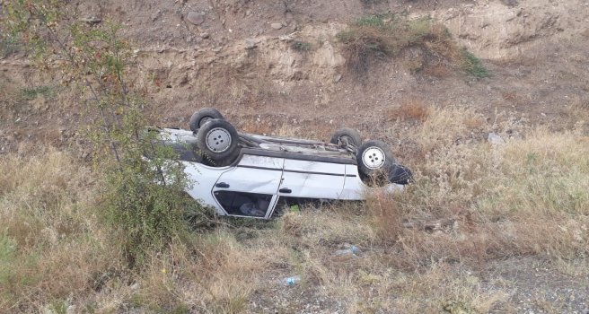 Uşak'tan Kula İstikametine Giden araç lastiği patlayan araca çarptı, 2 yaralı