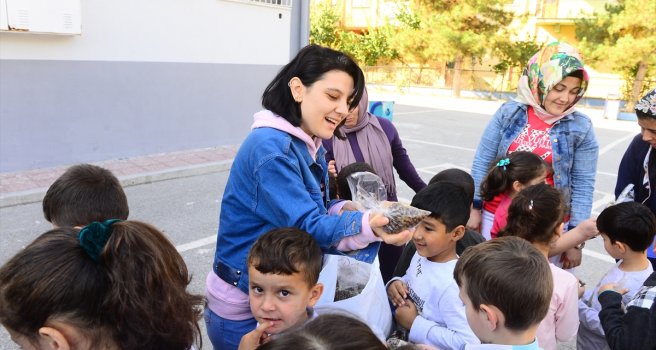 Hayvanları koruma gününde öğrencilerden gururlandıran hareket