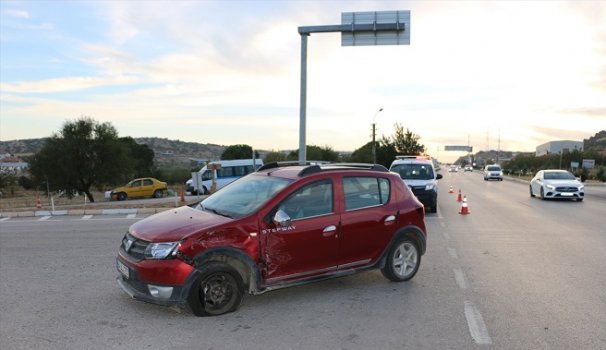 Uşak-İzmir Karayolu Eşme Kavşağı'nda Kaza: 3 Yaralı