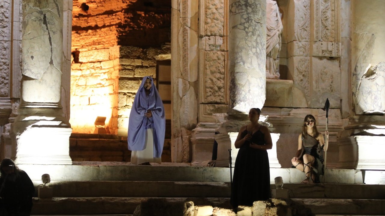 Smyrna’nın Kadınları oyunu İzmir'de tarihi kentte sahnelendi!
