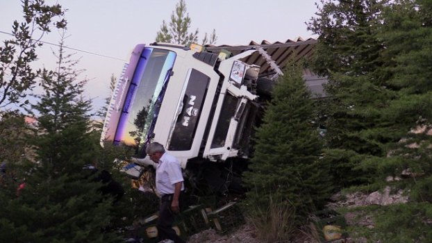 İçki yüklü TIR yol kenarındaki araca çarptı