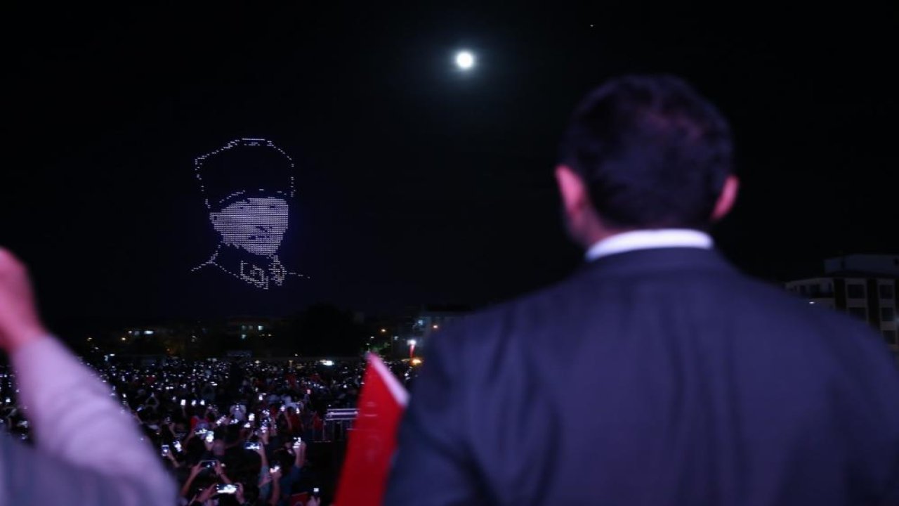 İzmir’de 100. yıl kutlamalarında 1923 dron havalanarak Atatürk portresi çizdi