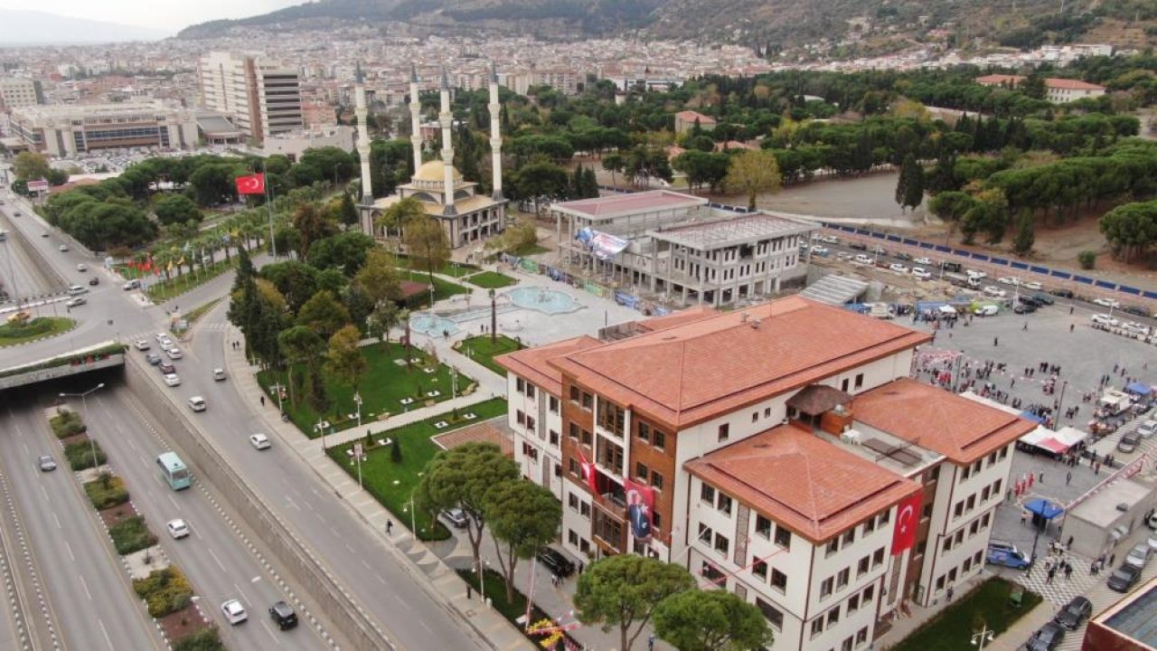 Manisa Yunusemre'de 100. Yıl Meydanı hizmete açıldı!