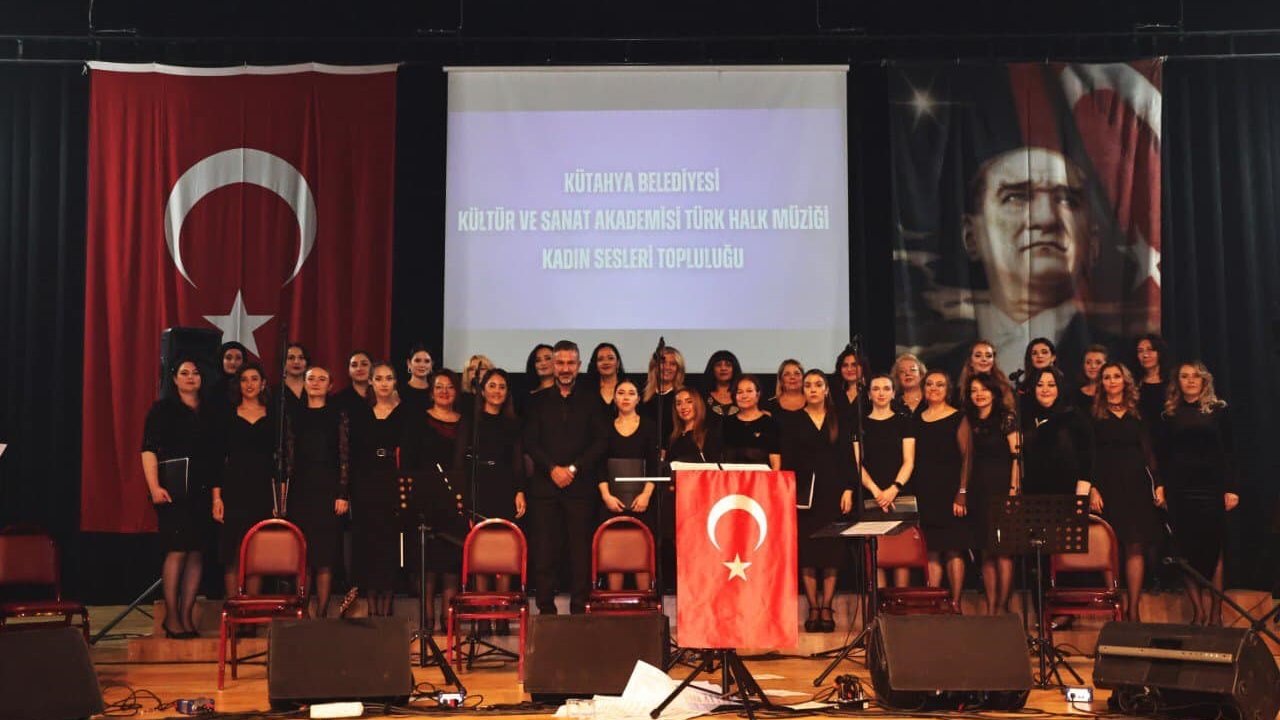Kütahya'da Kadın Sesleri Topluluğu Kahramanlık Türkülerini seslendirdi