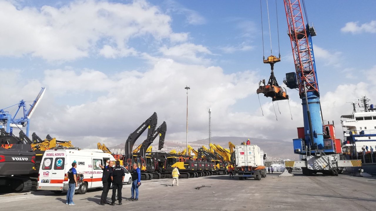 Gazze'ye 500 ton yardım taşıyacak gemi İzmir Limanı'ndan yola çıkıyor
