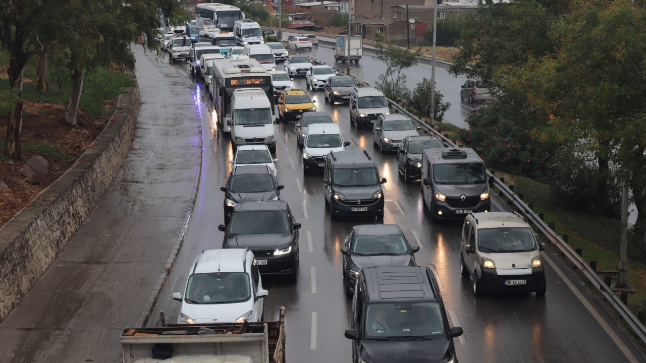 İzmir'de sağanak yağış trafiği durma noktasına getirdi