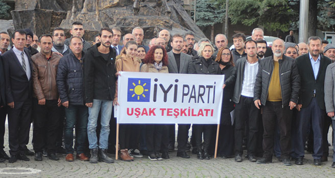 İYİ Parti Uşak İl Teşkilatı, 1. kuruluş yıldönümünü öğrenci andını okuyarak kutladı