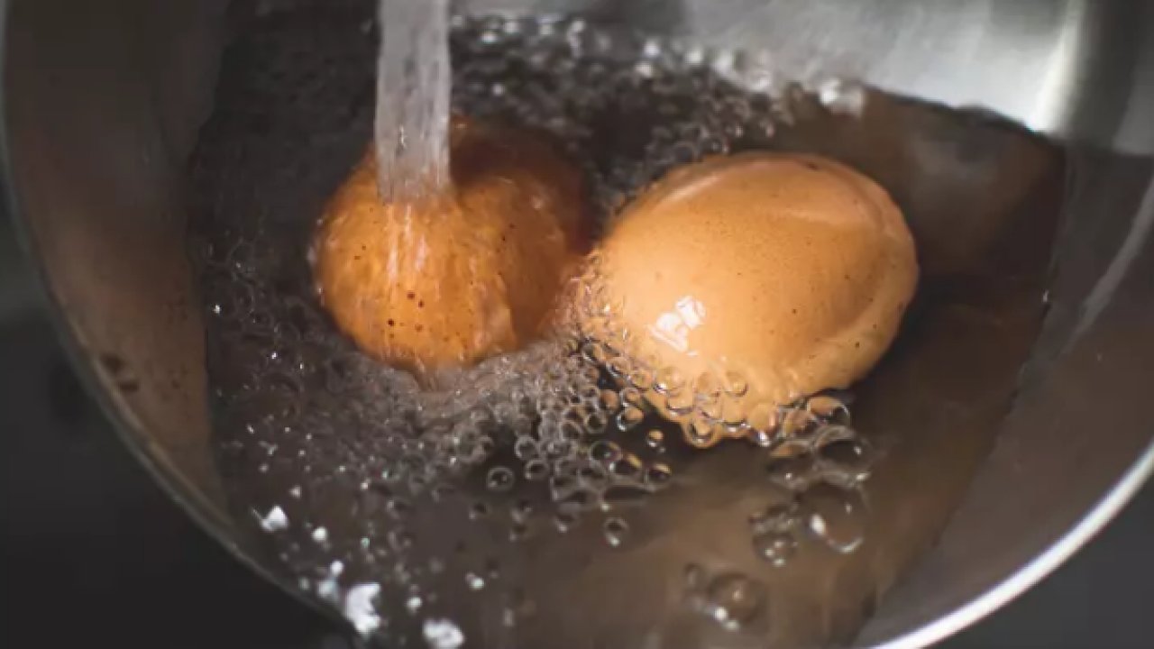 Yumurta haşlarken suyuna ekleyince hem çatlamıyor hem kolayca soyuyor