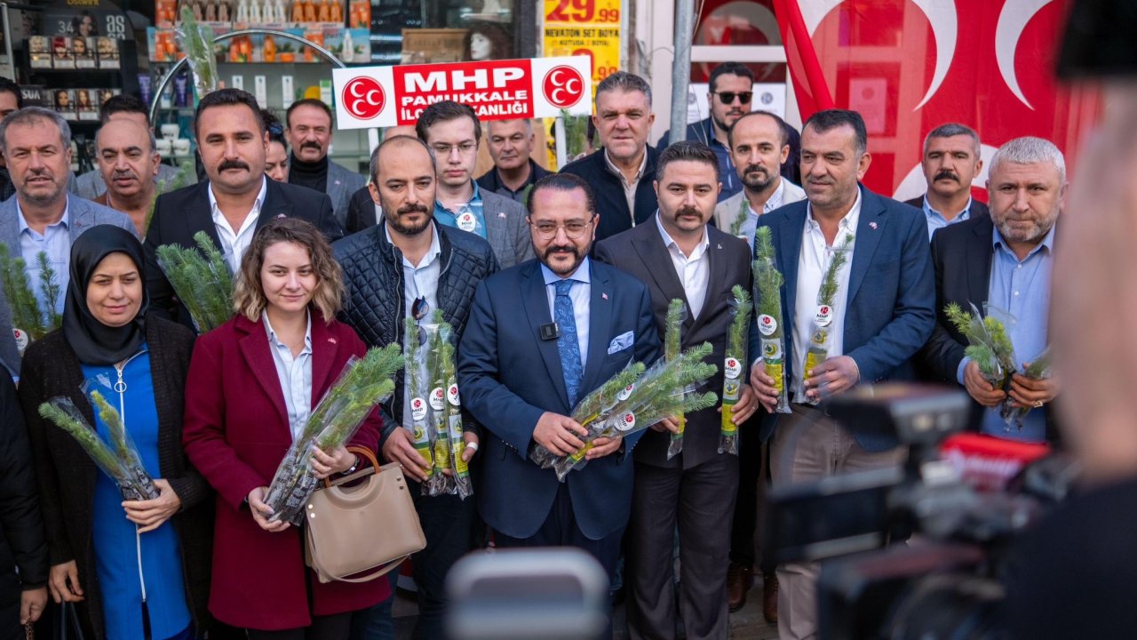 Denizli MHP İl Başkanlığı Cumhuriyetin 100. yılına özel fidan dağıttı