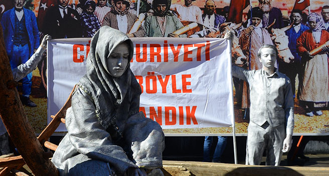 1933'te Uşak'ta çekilen fotoğraf yeniden canlandırıldı