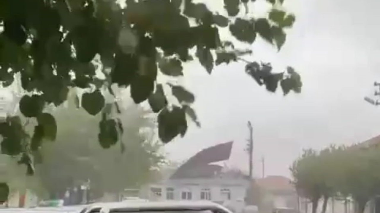 İzmir’de fırtına çatıyı uçurdu! İşte o anlar
