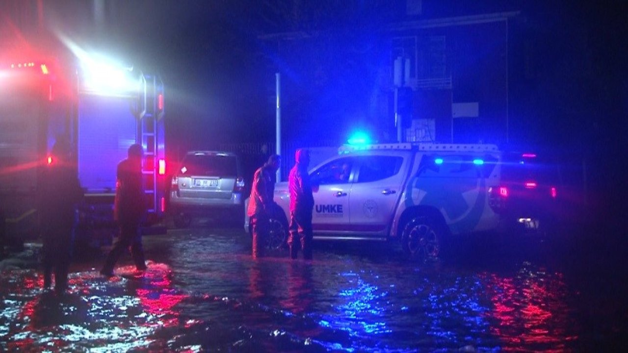 İzmir'de sel ve fırtına felaketi deniz taştı sirenler çaldı