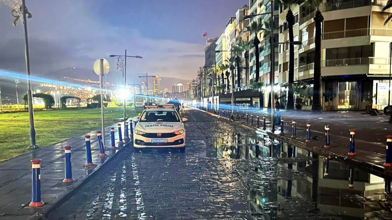 Fırtınanın vurduğu İzmir'de su tahliye çalışmaları sürüyor
