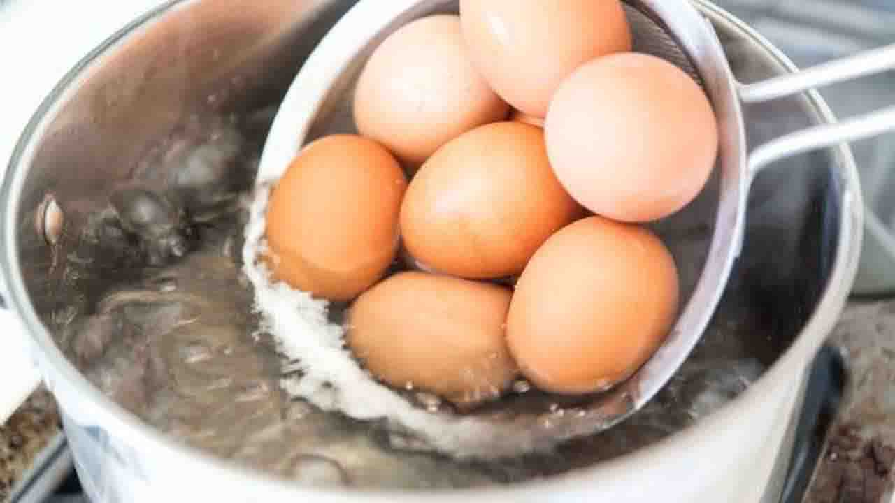 Haşlanmış yumurtayı 5 saniyede soyduran yöntem!