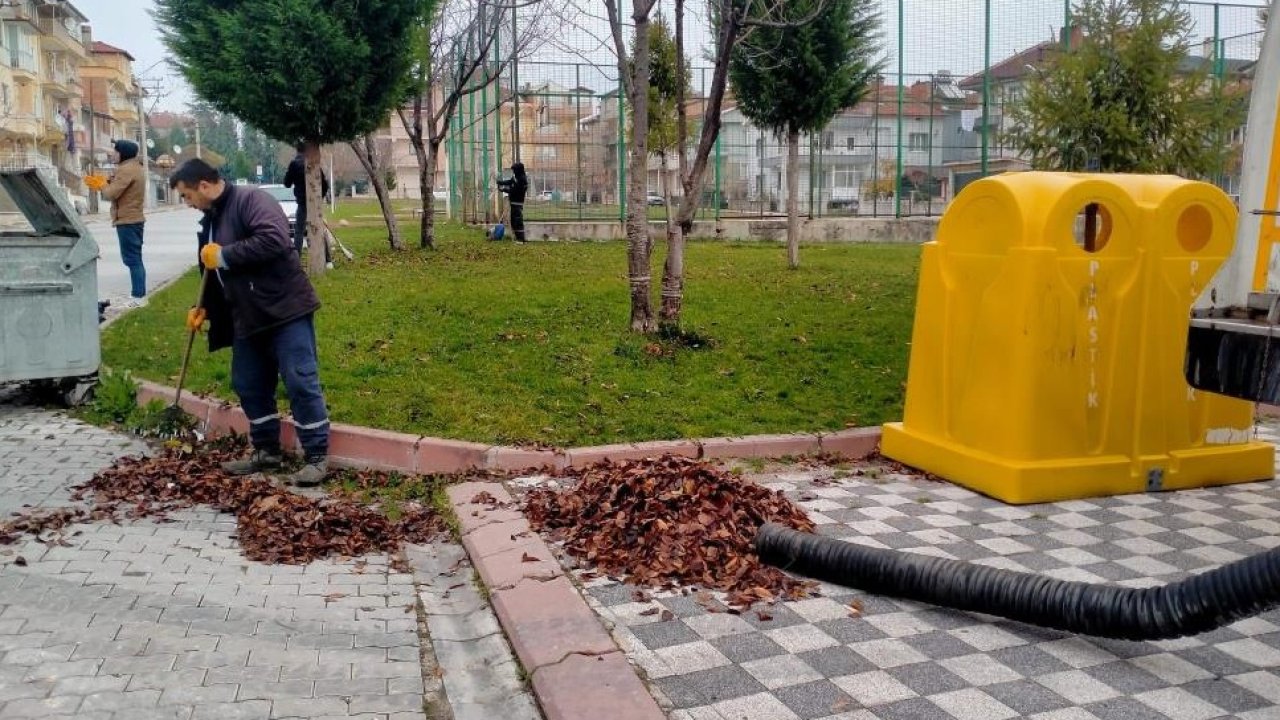 Kütahya Tavşanlı'da dökülen sonbahar yaprakları temizleniyor